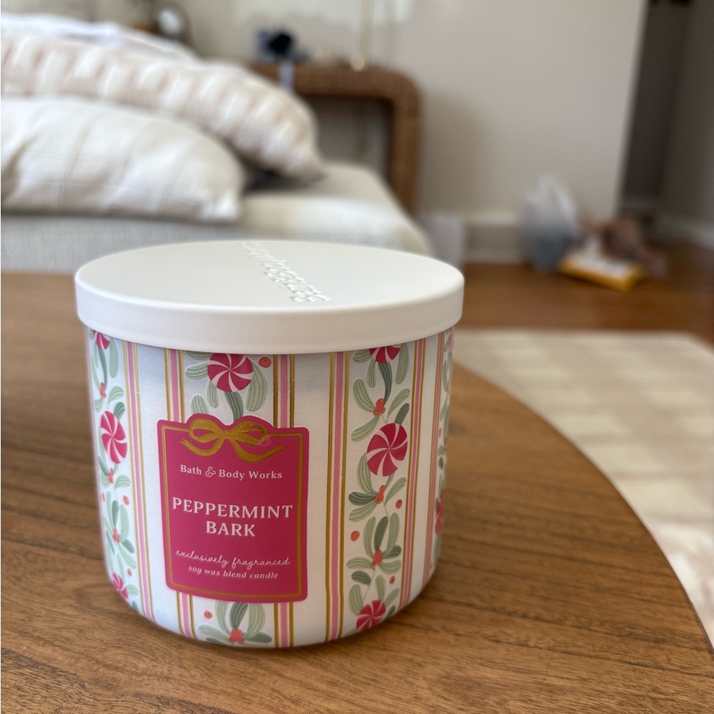 Bath and Body Works peppermint bark candle